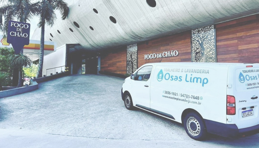 Veículo da Osaslimp em uma entrega